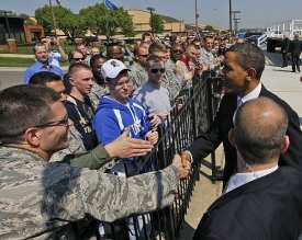 Obama na letecké základně Fort Andrews.
